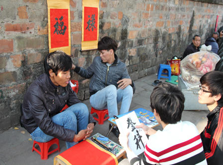 Người Hà Nội tấp nập xin chữ may mắn đầu năm